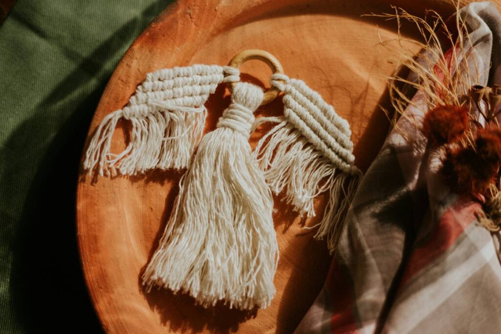 easy macrame wall hanging